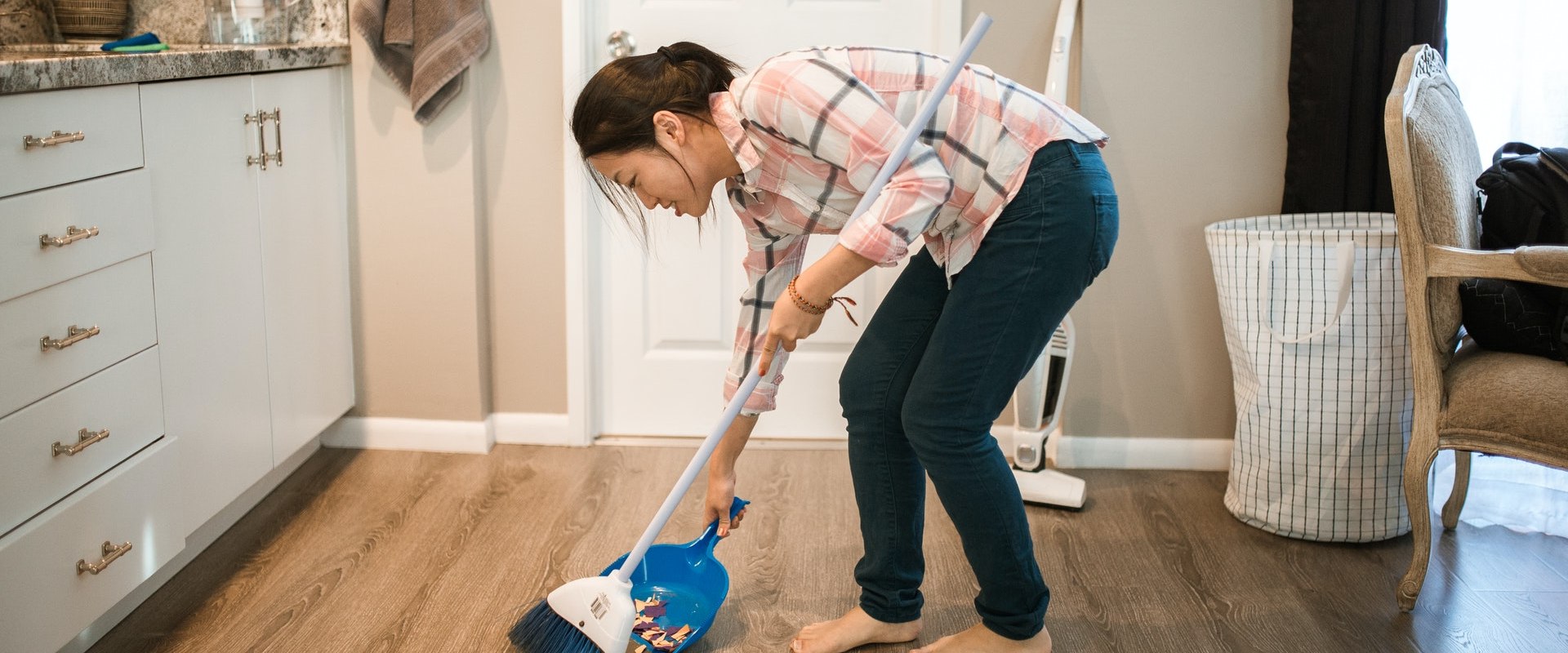 How many calories are burned when cleaning the house?